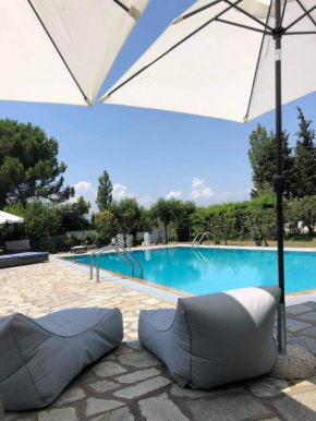 Villa Nomads Paralia private pool and parking